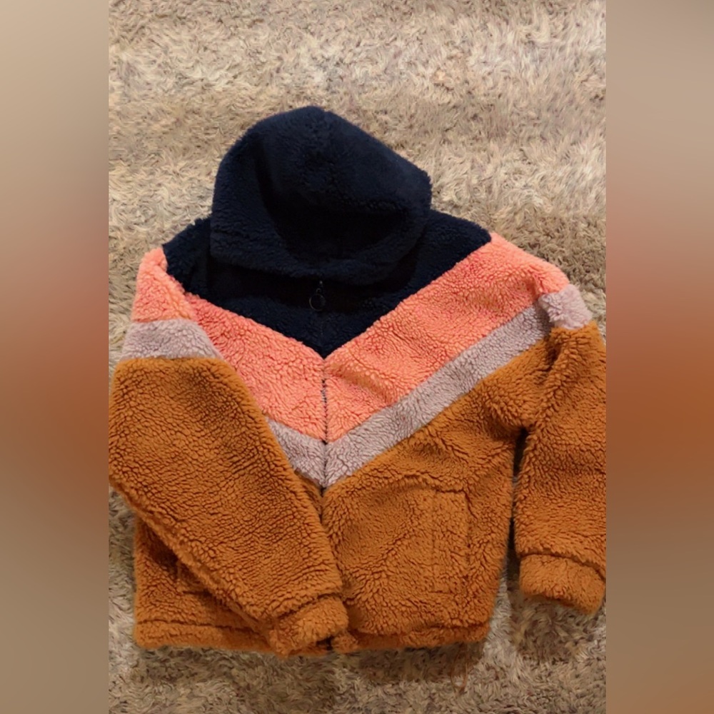 Selling this adorable, zip up extremely cozy jacket! 🎀